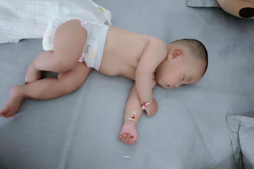 白银宝宝胳膊上起红疙瘩